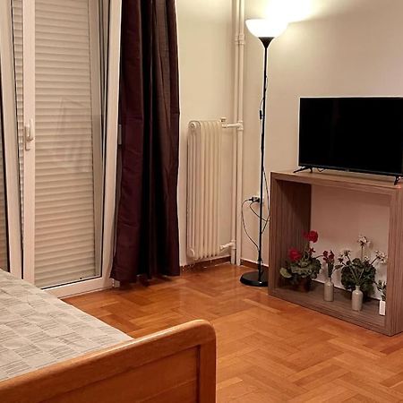 Lovely 1 Bedroom Apartment In Атина Екстериор снимка