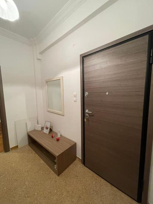 Lovely 1 Bedroom Apartment In Атина Екстериор снимка